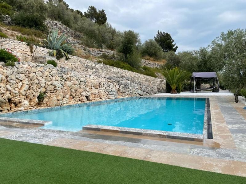 Piscină mediteraneană în piatră naturală | Inspirație Exterior Modern