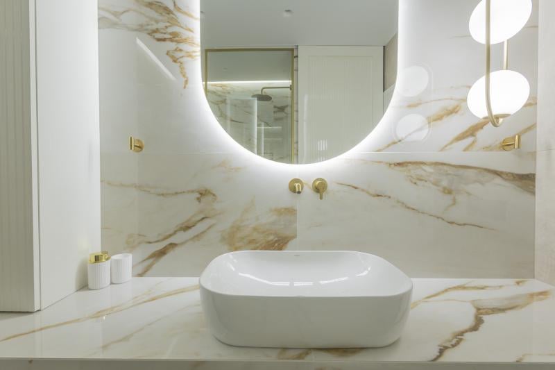Baie modernă în marmură aurie | Inspirație Baie Luxe