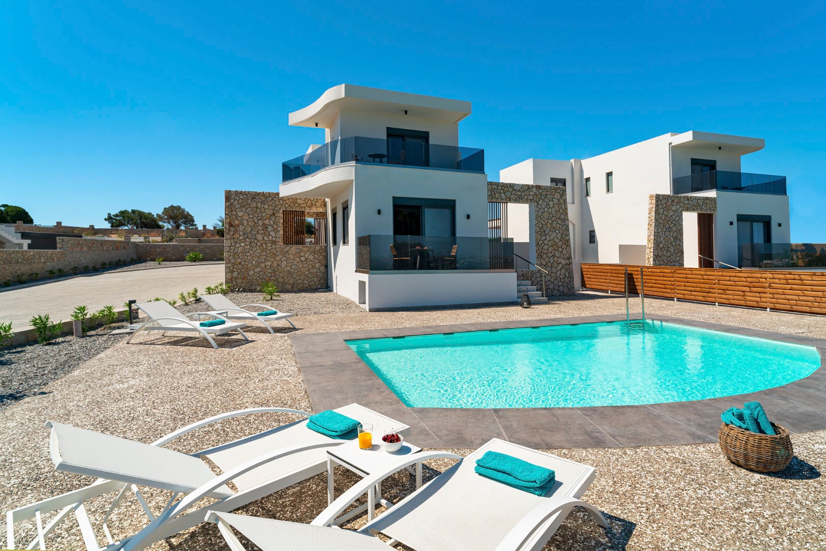 Exterior mediteraneean, piatră și soare | Inspirație Exterior Mediteranean