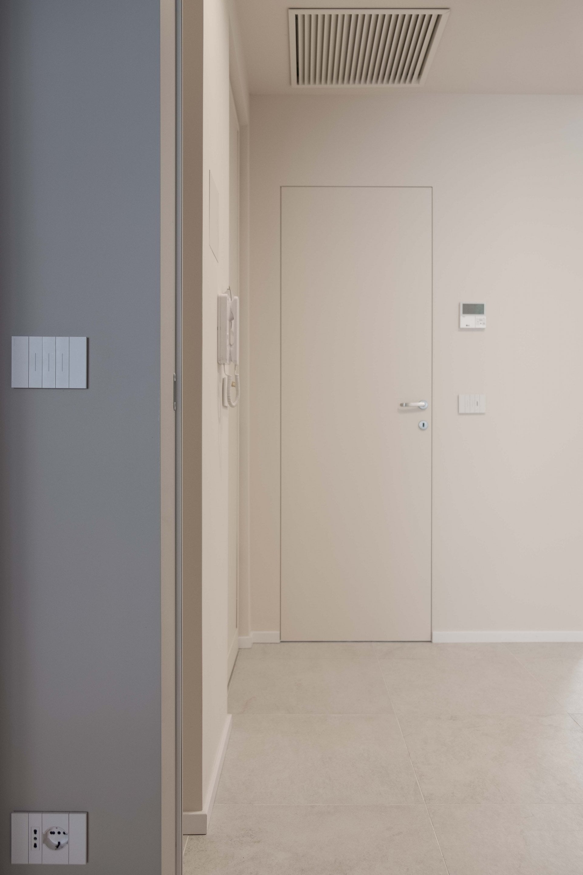 Hol minimalist cu accente neutre | Inspirație Hol Modern
