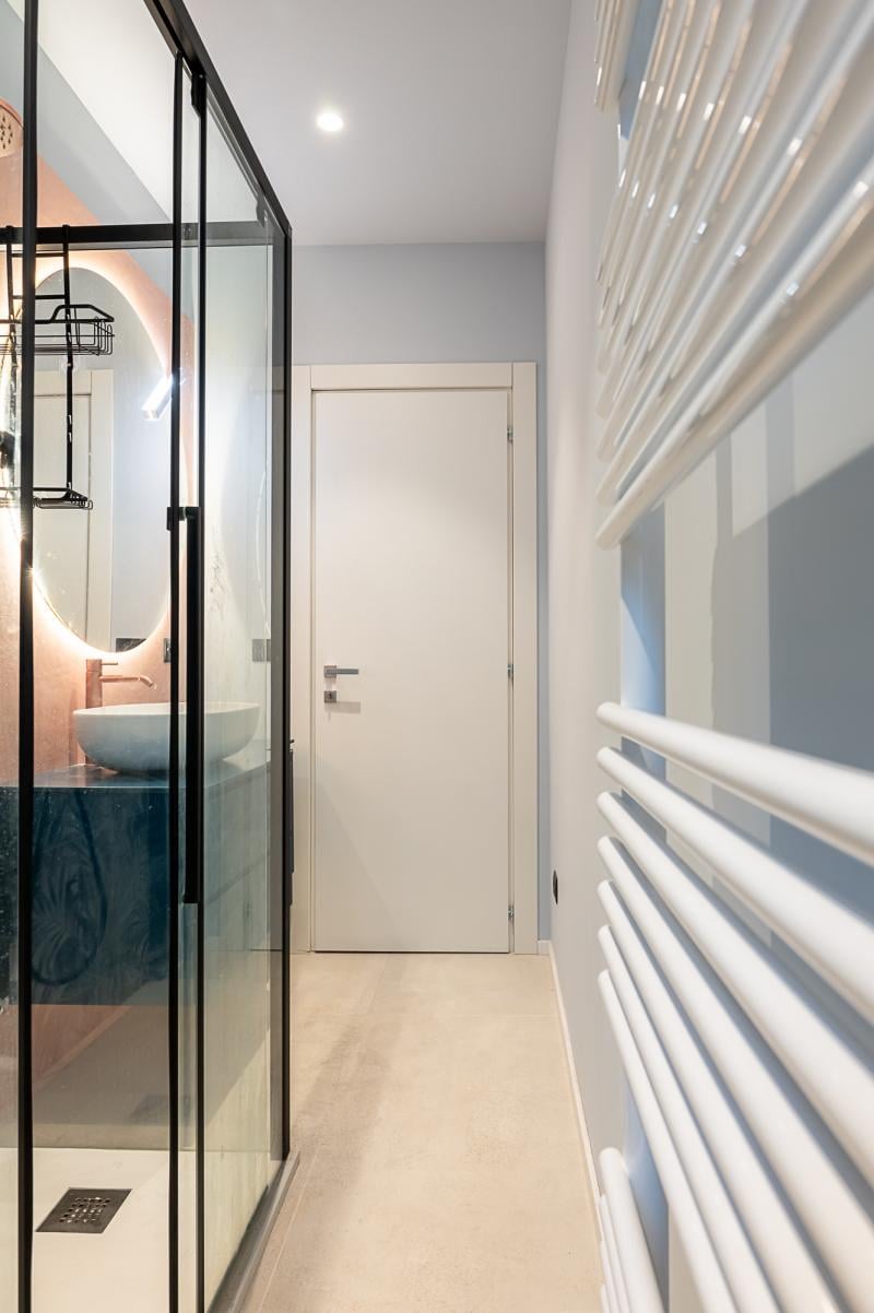 Baie modernă cu accente calde | Inspirație Baie Modern