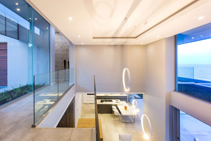 Living minimalist cu vedere la mare | Inspirație Living Modern