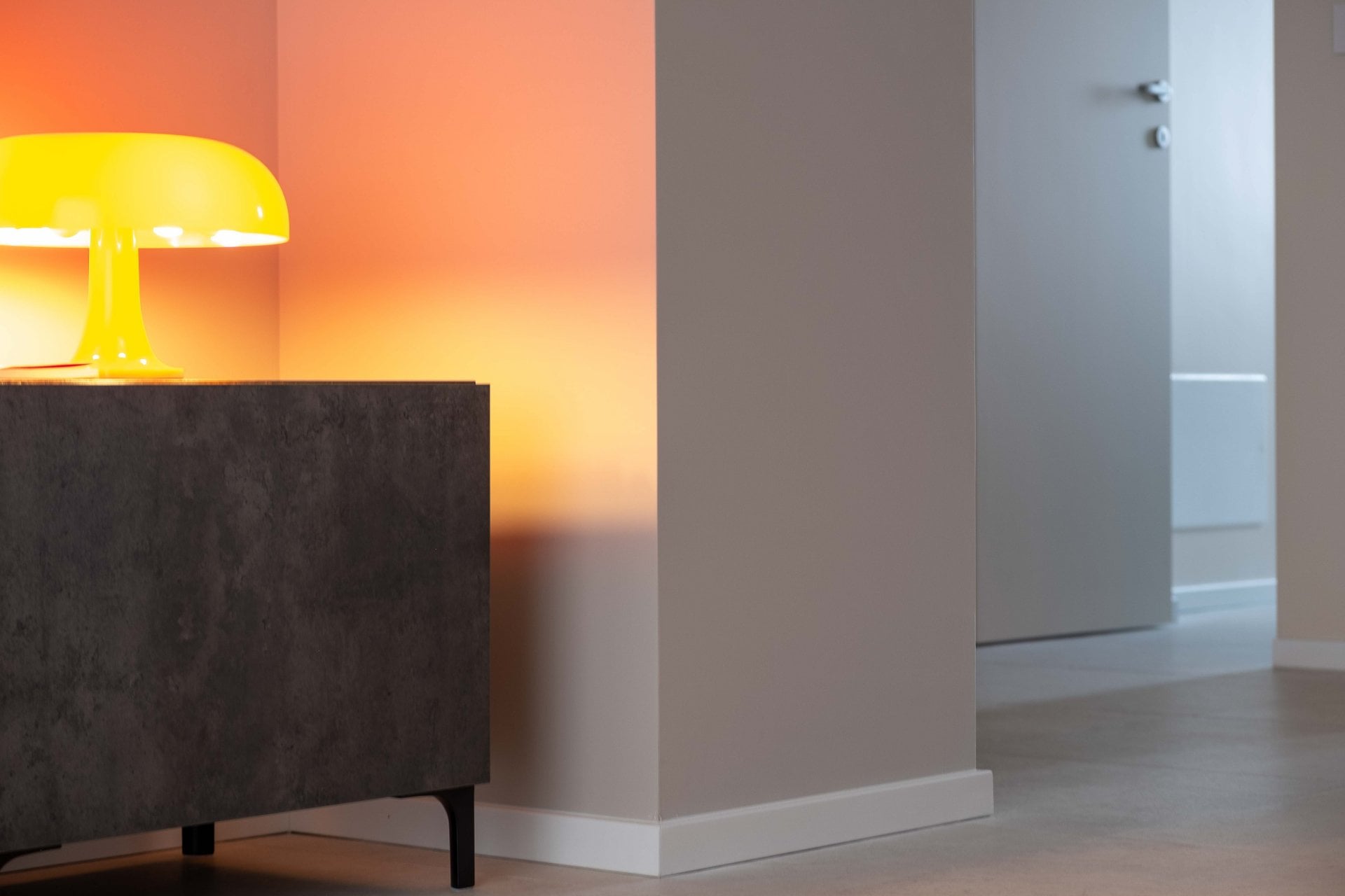 Hol modern cu accente calde | Inspirație Hol Modern