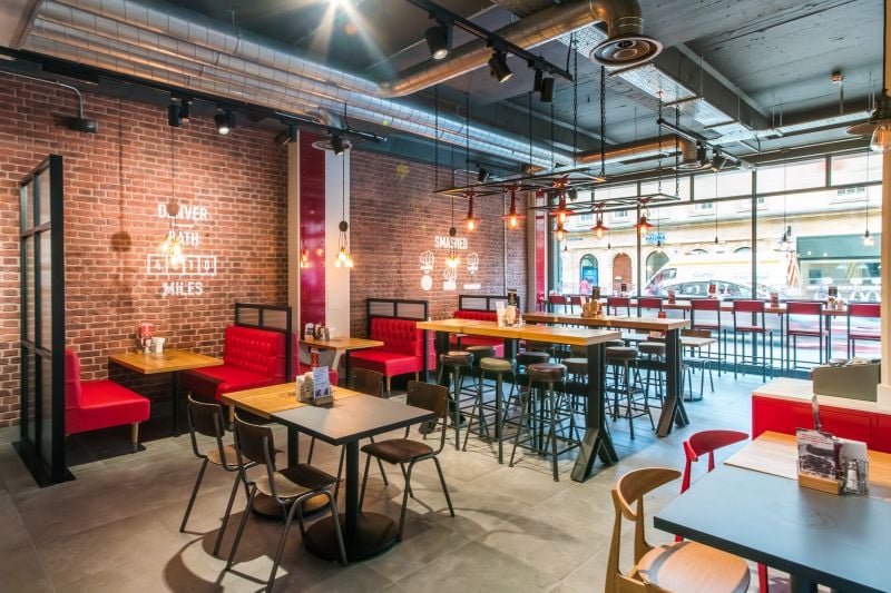 Restaurant urban cu accente roșii | Inspirație Living Industrial