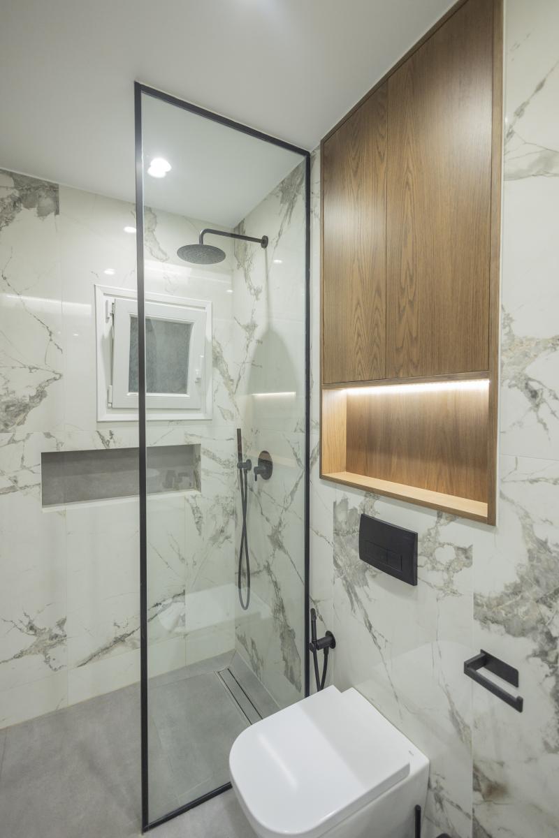 Baie modernă cu accente calde | Inspirație Baie Luxe
