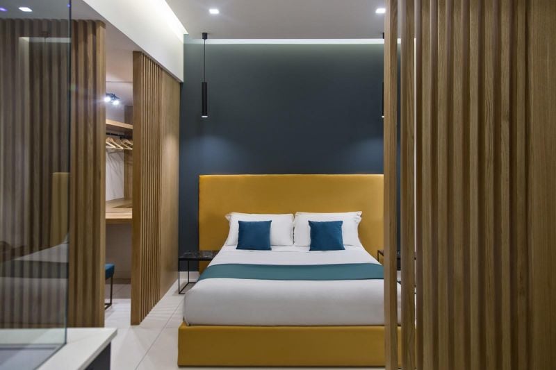 Dormitor vibrant cu accente lemnoase | Inspirație Dormitor Modern