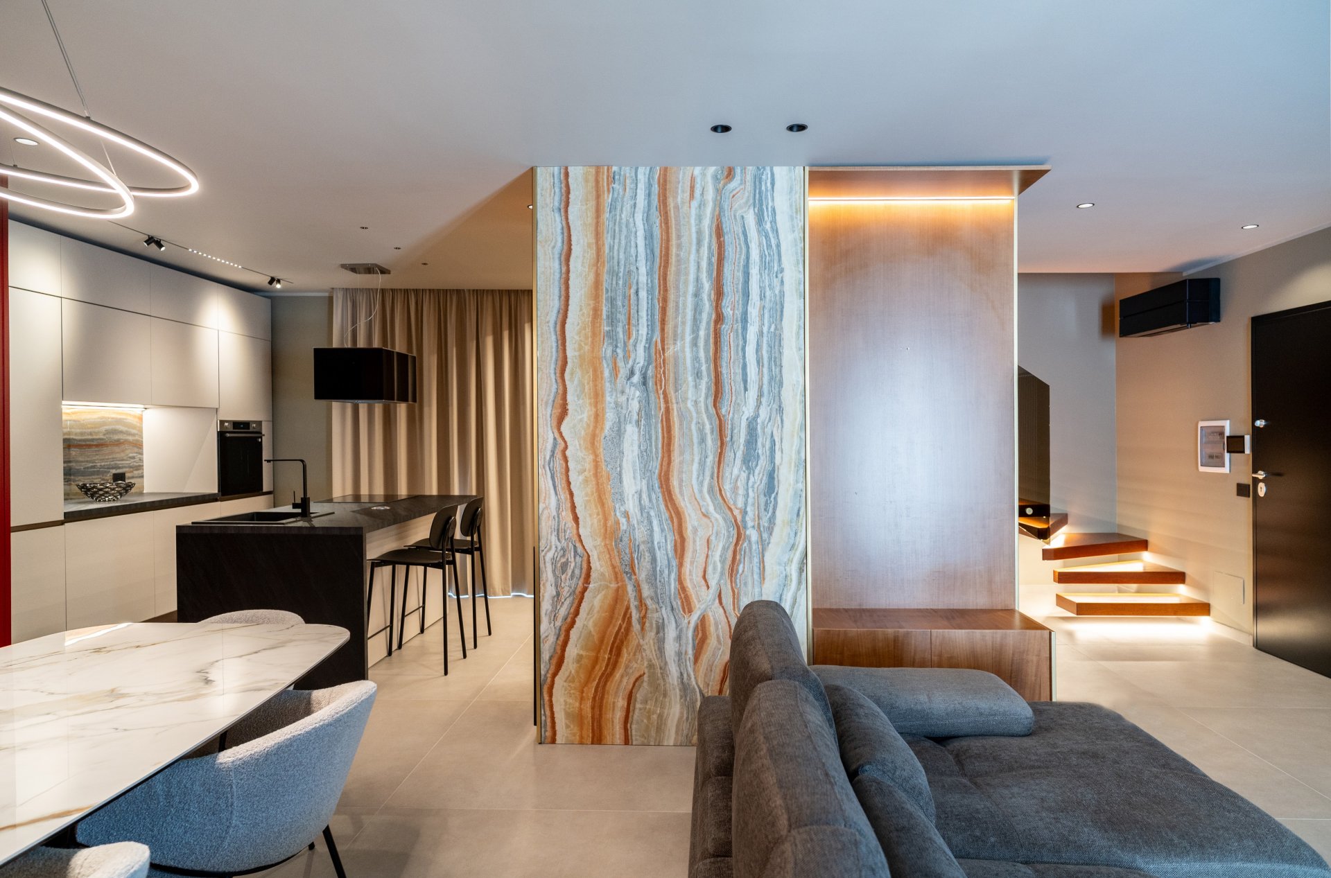 Living deschis, accente vibrante | Inspirație Living Luxe