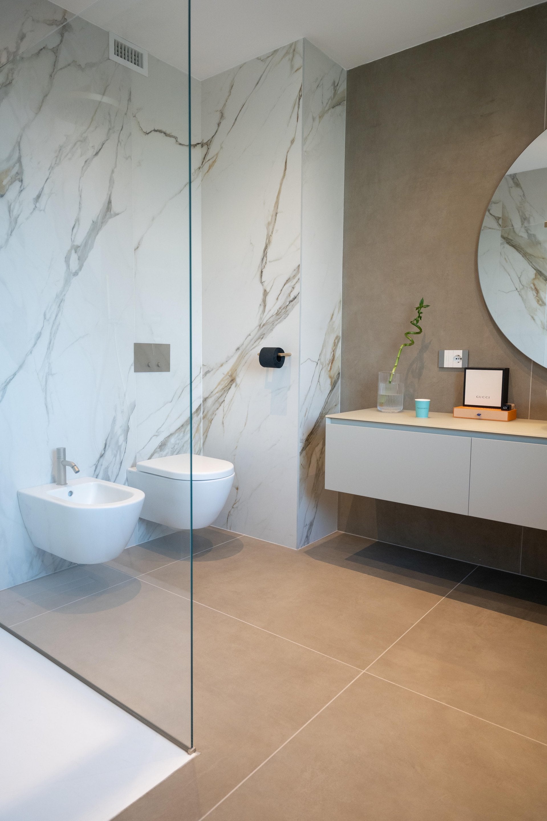 Baie modernă cu accente marmură | Inspirație Baie Modern