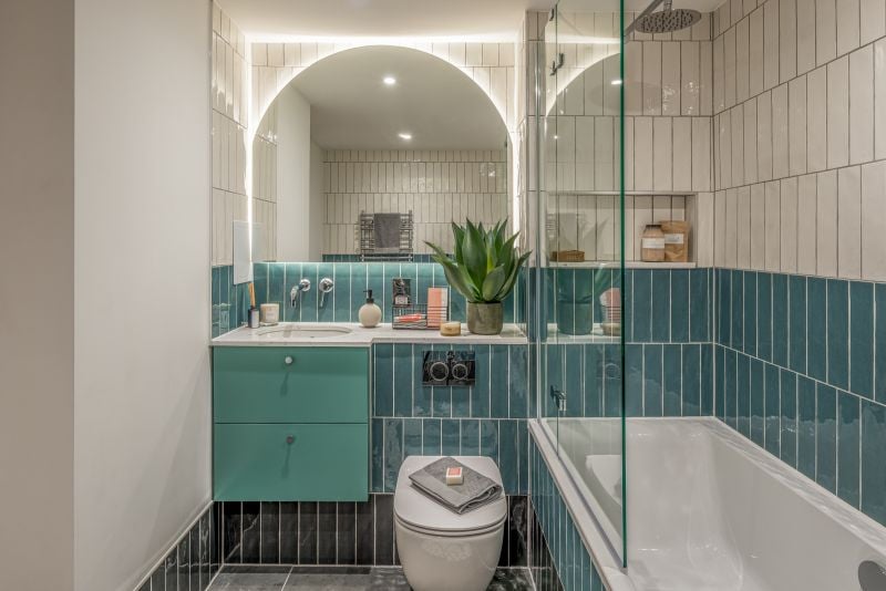 Baie modernă cu accente turcoaz | Inspirație Baie Industrial