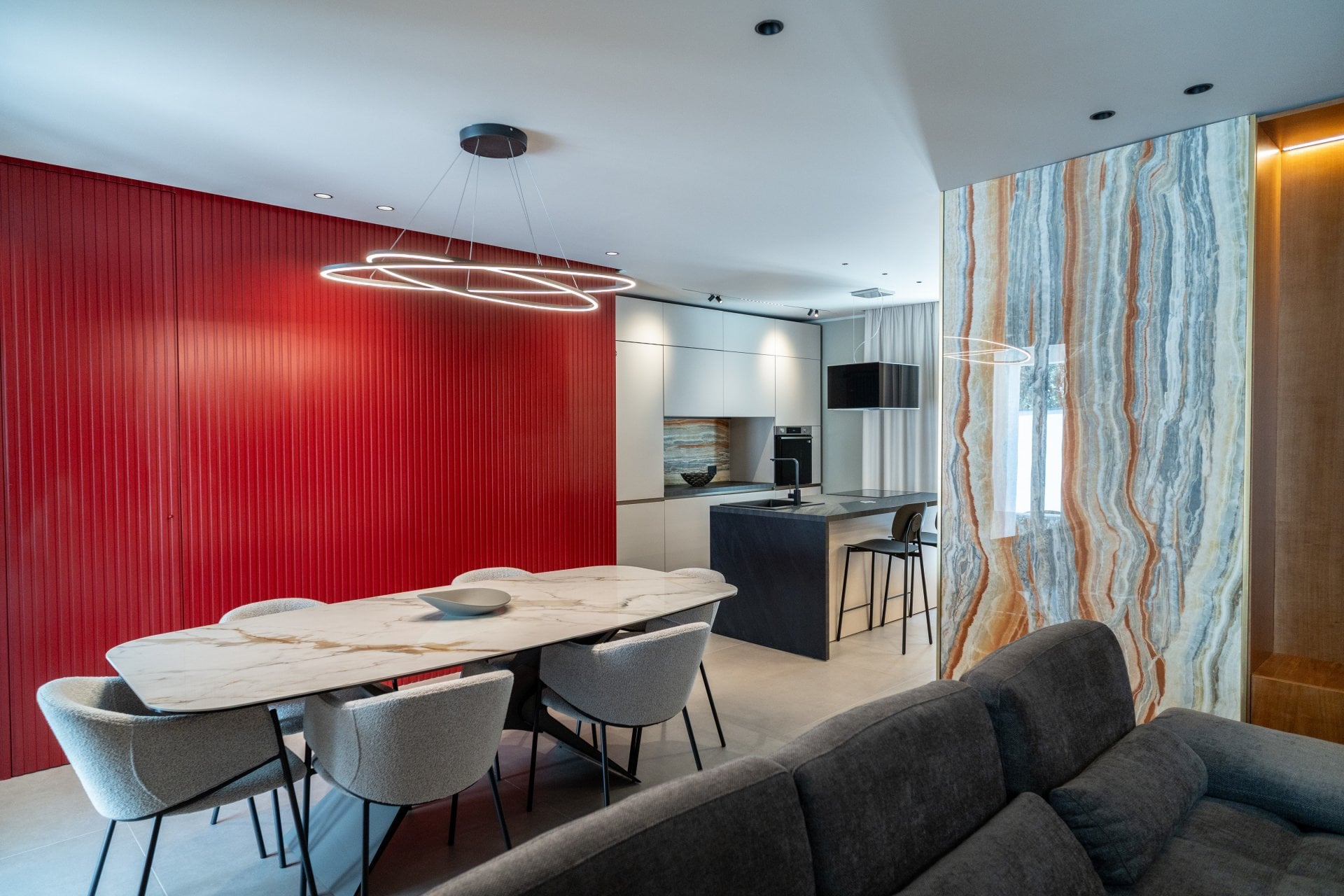 Living vibrant cu accente contrastante | Inspirație Living Luxe