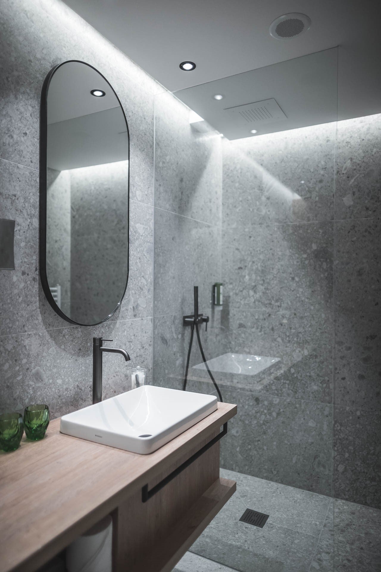 Duș minimalist cu piatră rece | Inspirație Baie Rustic