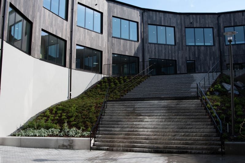 Exterior modern cu trepte din piatră | Inspirație Exterior Modern