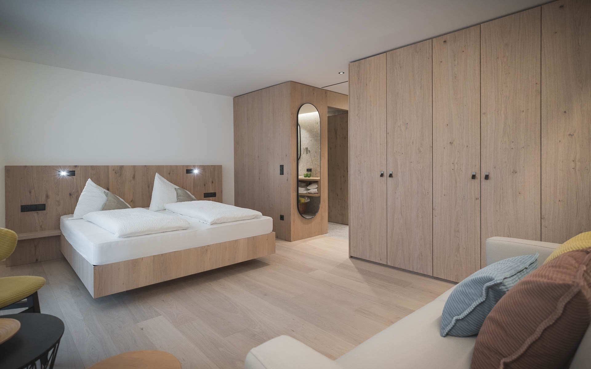 Dormitor luminos cu accente lemnoase | Inspirație Dormitor Rustic