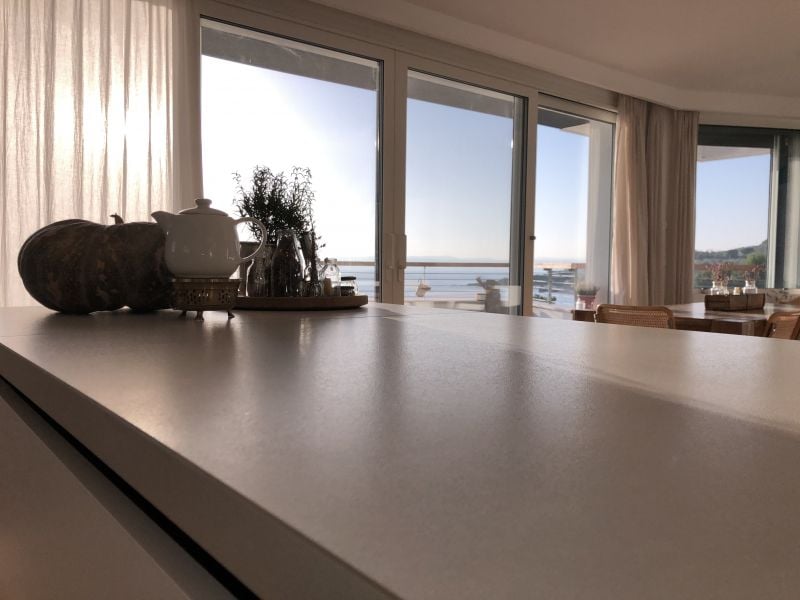 Bucătărie cu vedere la mare | Inspirație Living Industrial