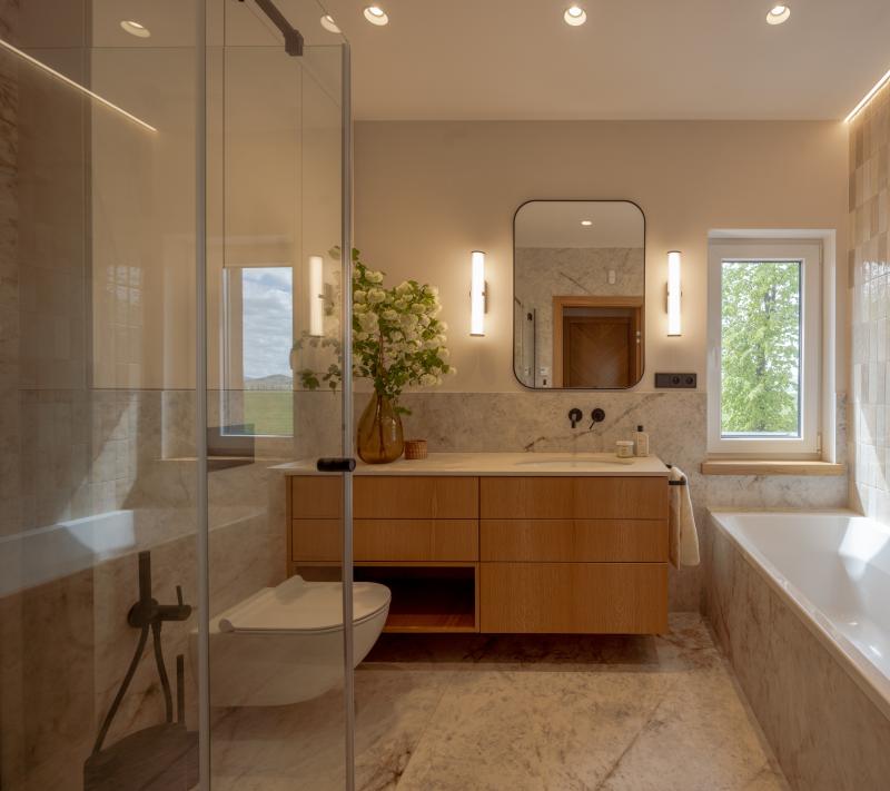 Baie luminoasă în marmură caldă | Inspirație Baie Luxe