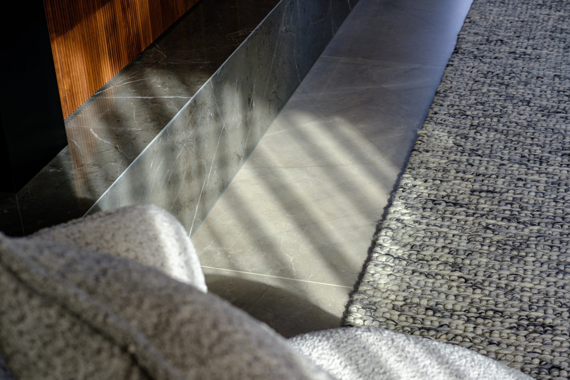 Living modern cu accente calde | Inspirație Living Luxe