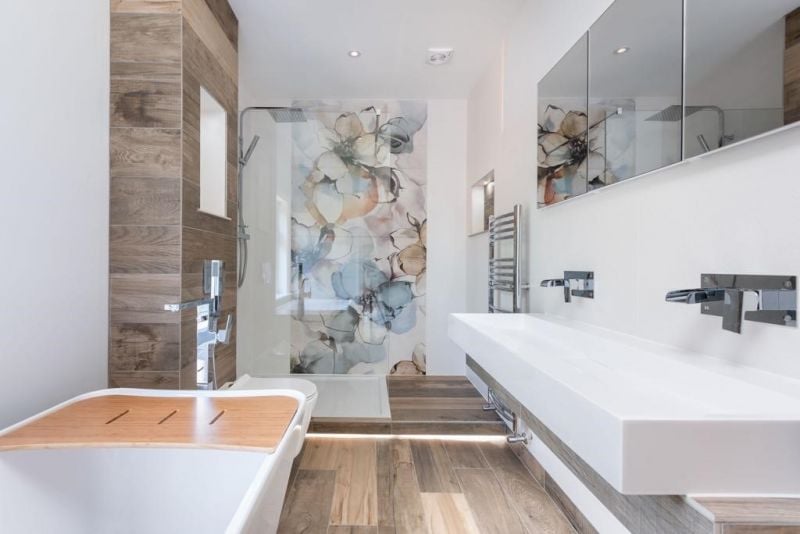 Baie modernă cu accente florale | Inspirație Baie Modern
