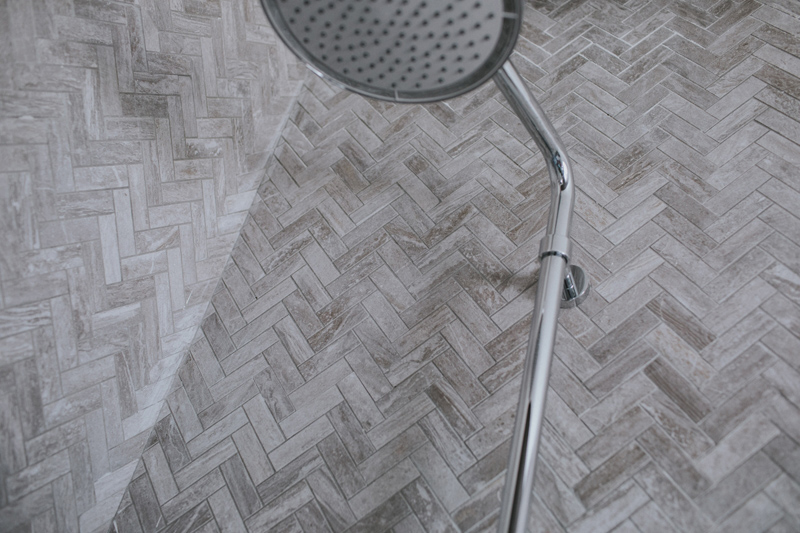 Duș modern cu textură herringbone | Inspirație Baie Luxe