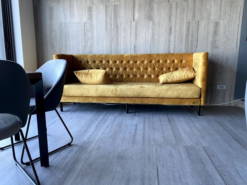 Living cu accente de muștar | Inspirație Living Industrial