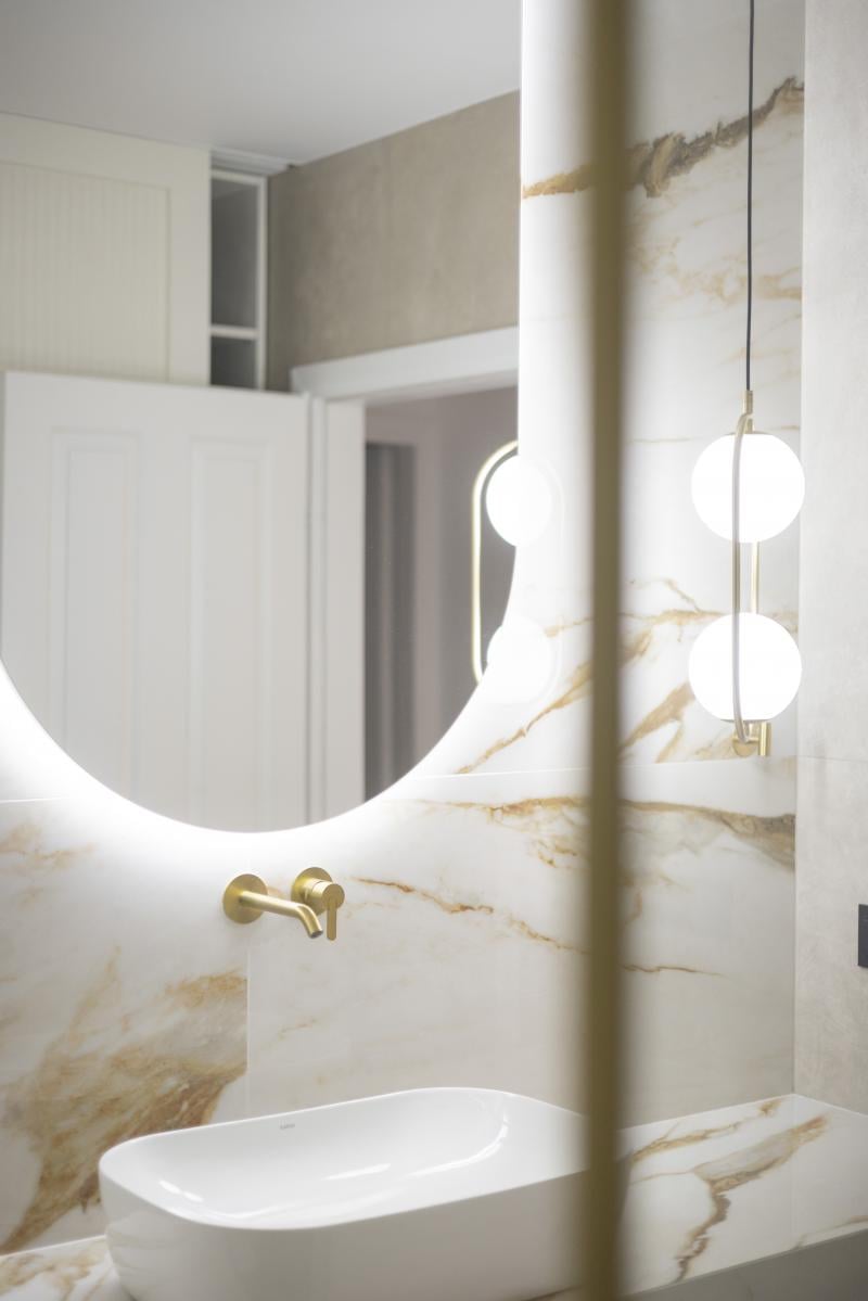 Baie modernă cu accente aurii | Inspirație Baie Luxe