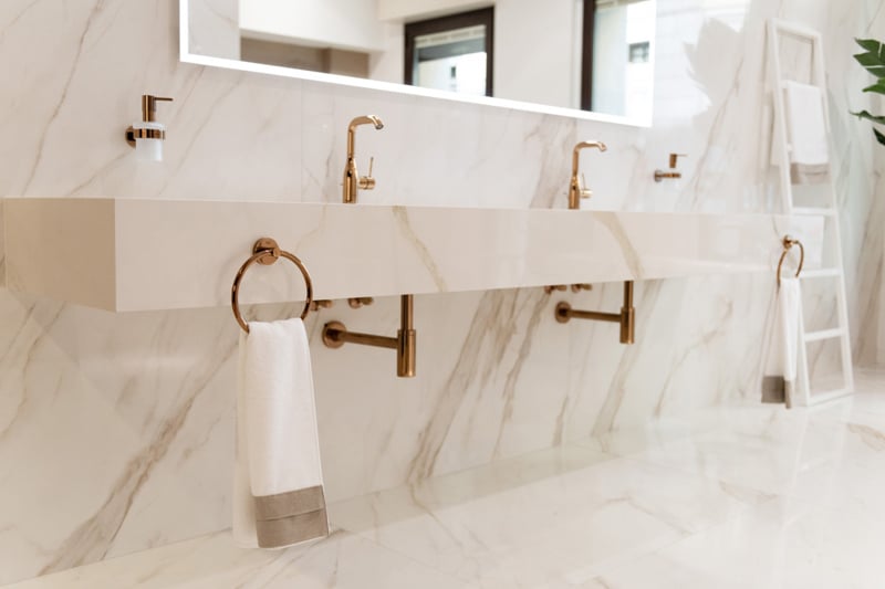 Baie rafinată, accente aurii | Inspirație Baie Luxe
