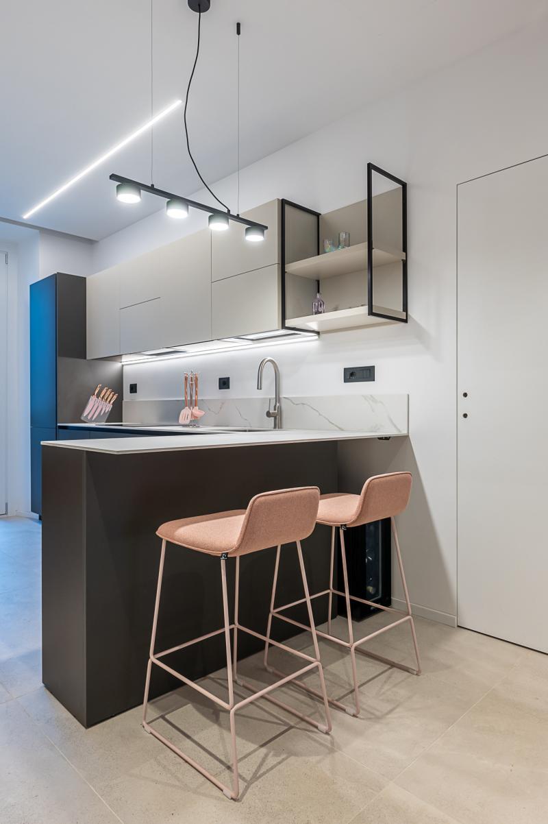 Bucătărie urbană cu accente roz | Inspirație Bucătărie Modern