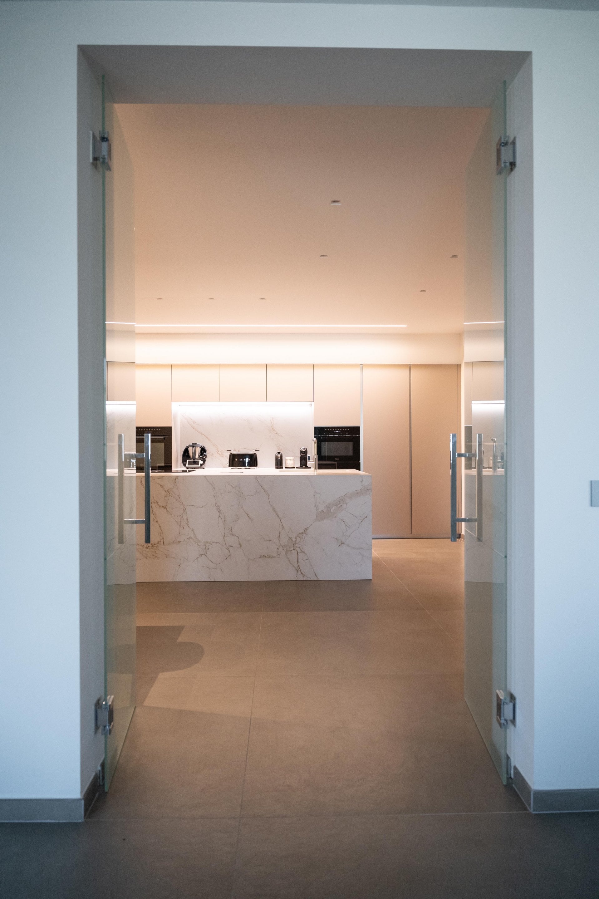 Bucătărie minimalistă cu accente calde | Inspirație Bucătărie Modern