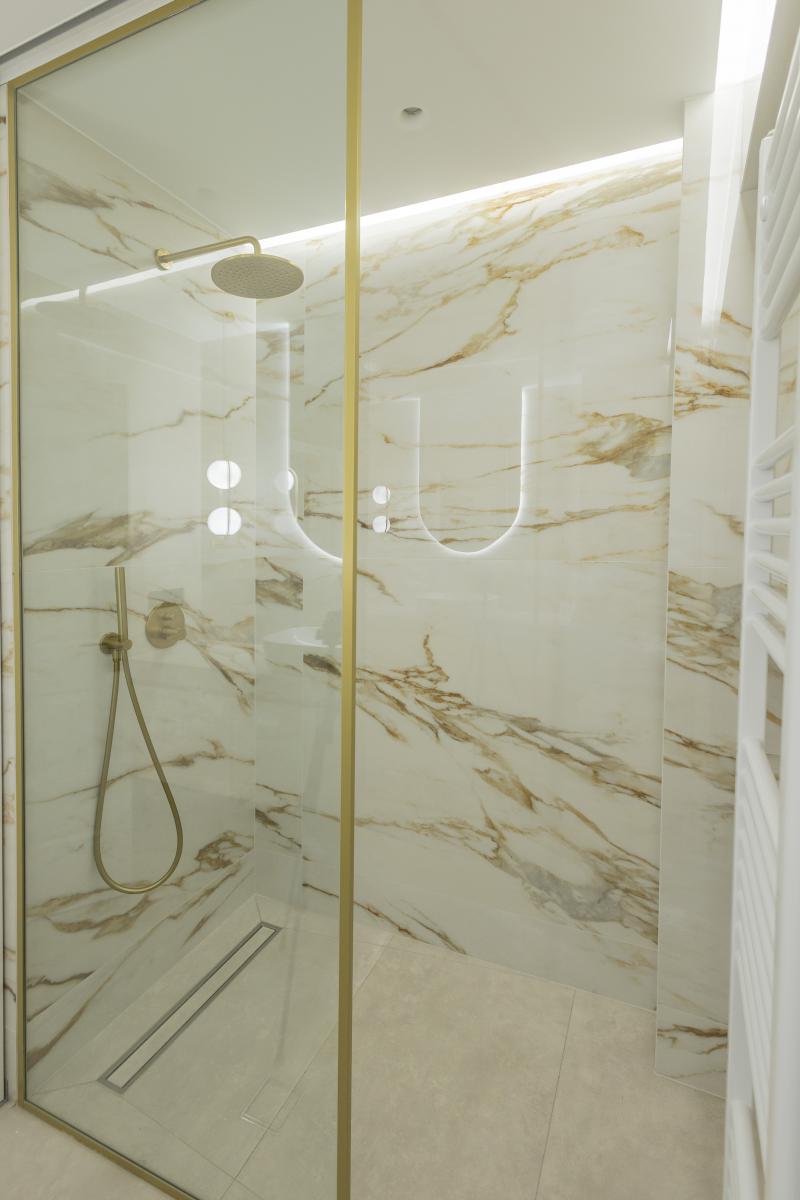 Duș elegant cu accente aurii | Inspirație Baie Luxe