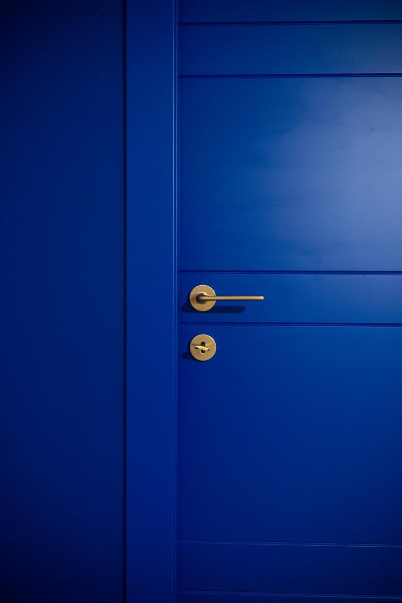 Hol vibrant, accente aurii | Inspirație Hol Modern