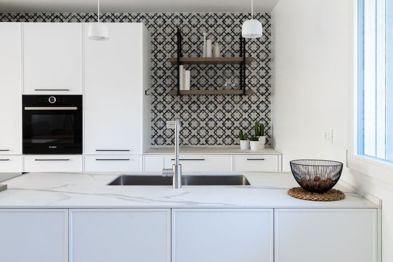 Bucătărie luminoasă cu geometrii discrete | Inspirație Bucătărie Boho