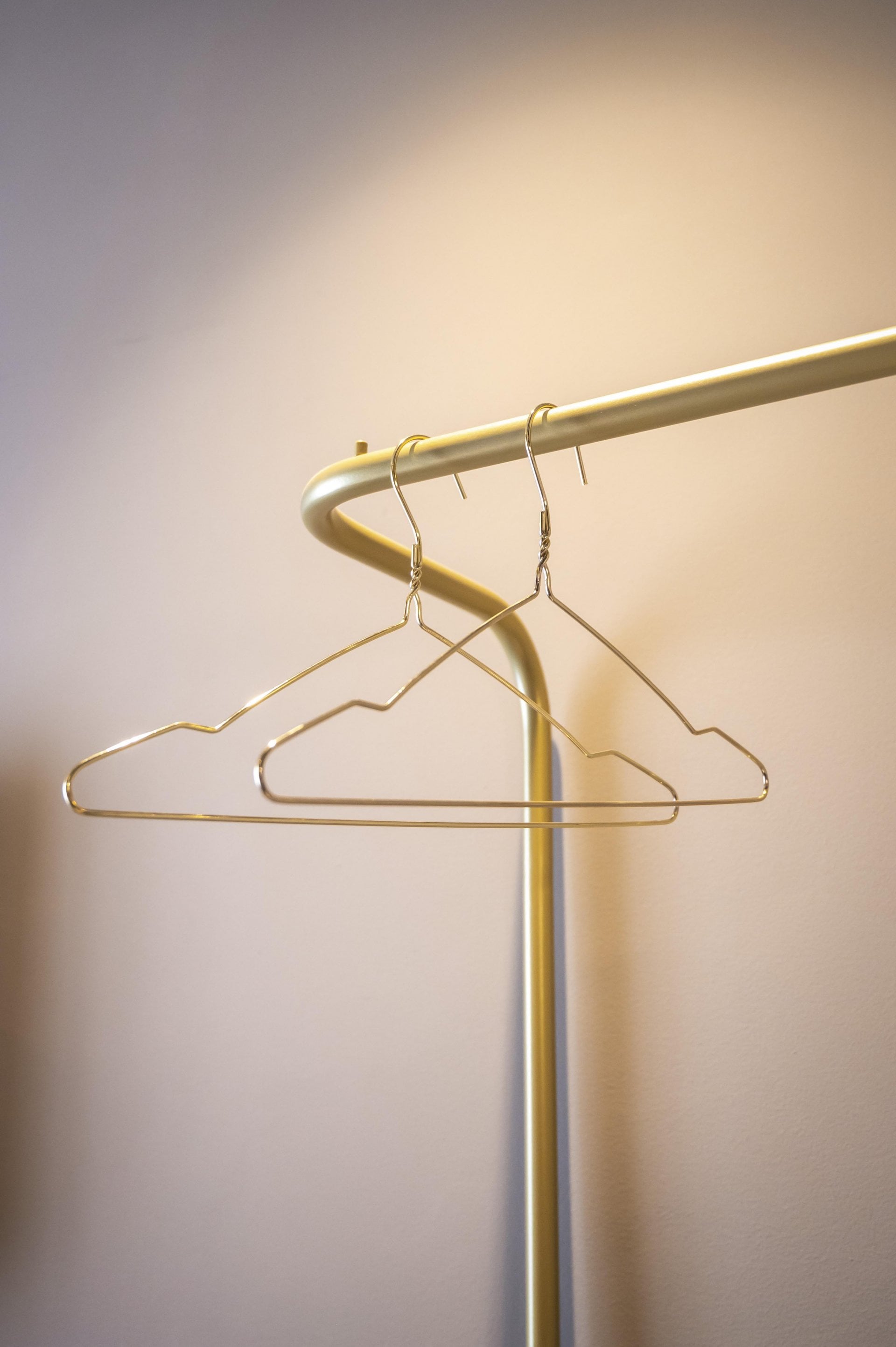Hol minimalist cu accente aurii | Inspirație Dormitor Luxe