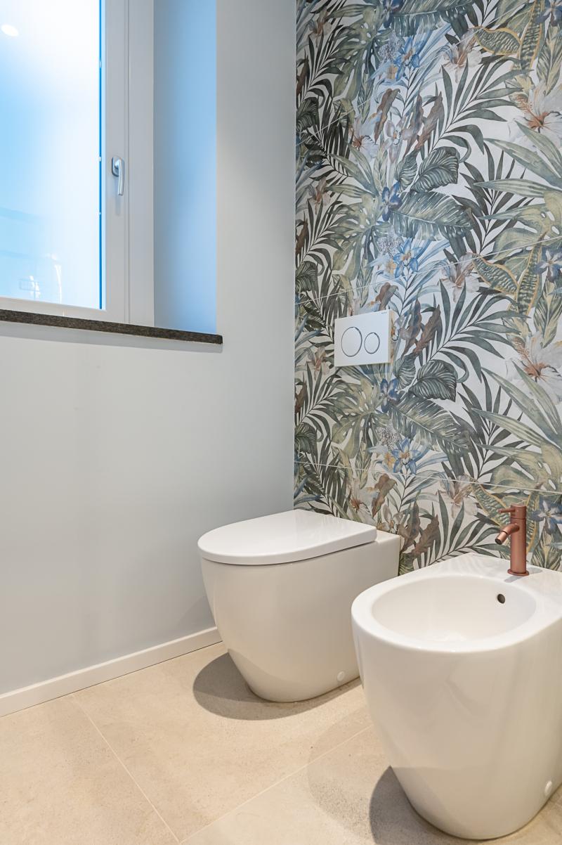 Baie tropicală cu accente calde | Inspirație Baie Modern