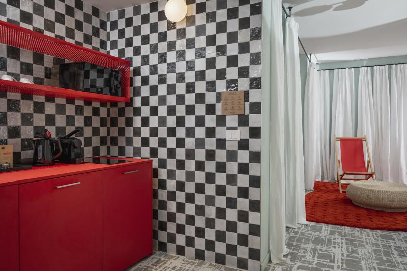 Bucătărie retro cu accente vii | Inspirație Bucătărie Modern