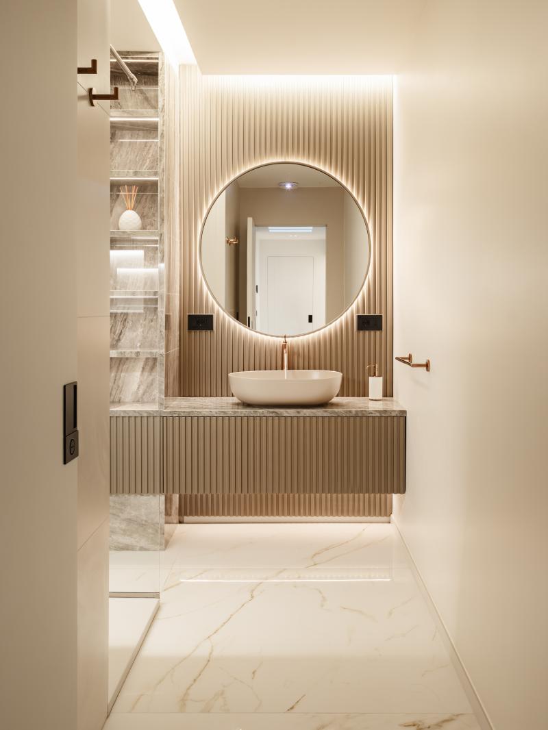 Baie modernă cu accente calde | Inspirație Baie Luxe
