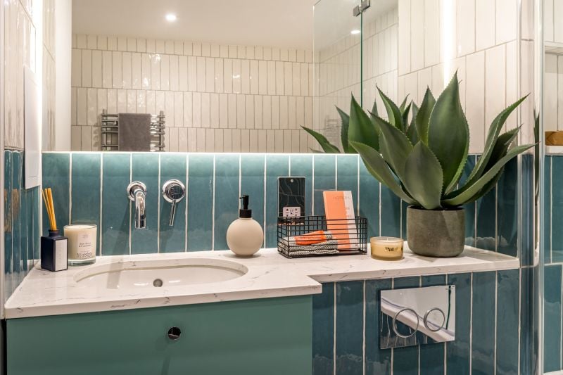 Baie modernă cu accente de turcoaz | Inspirație Baie Industrial