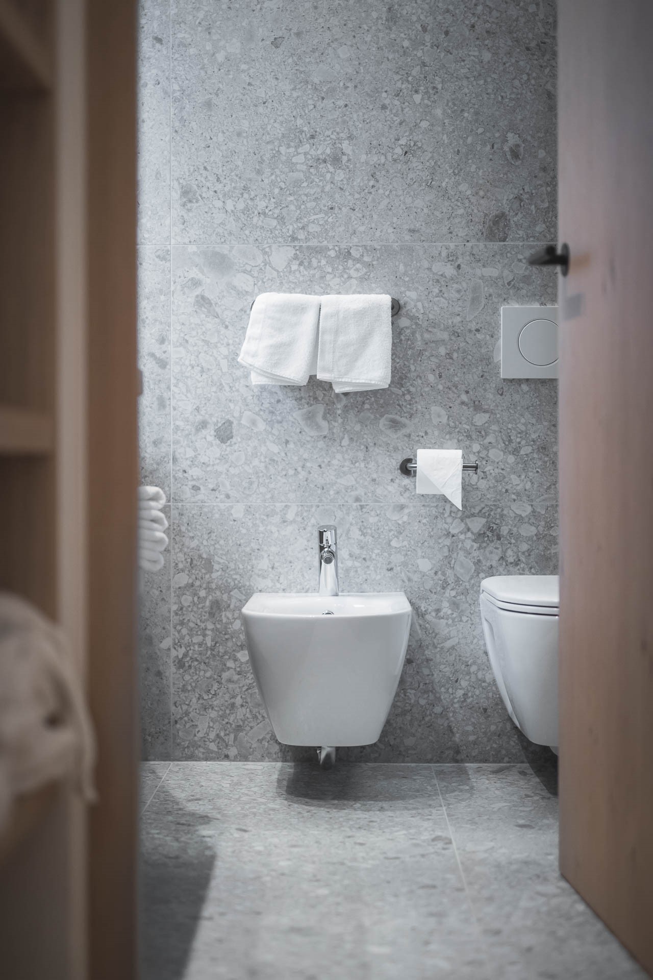 Baie modernă în terrazzo gri | Inspirație Baie Rustic