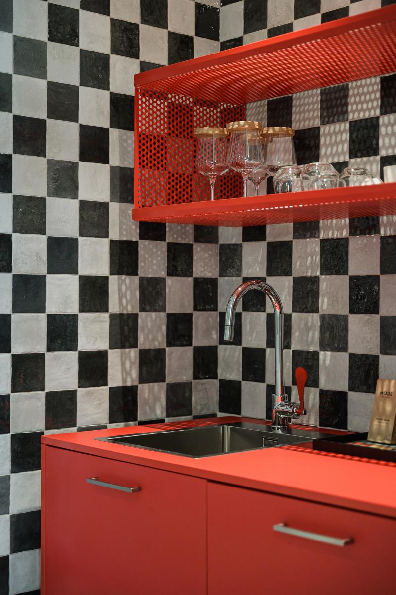 Bucătărie urbană, cu accente roșii | Inspirație Bucătărie Modern