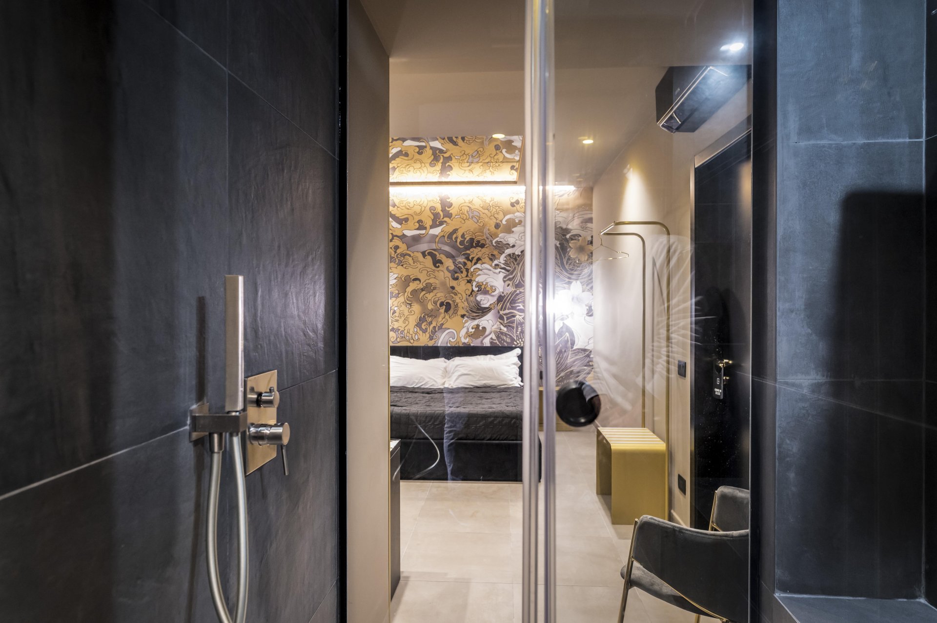 Duș intim, dormitor vibrant | Inspirație Dormitor Luxe