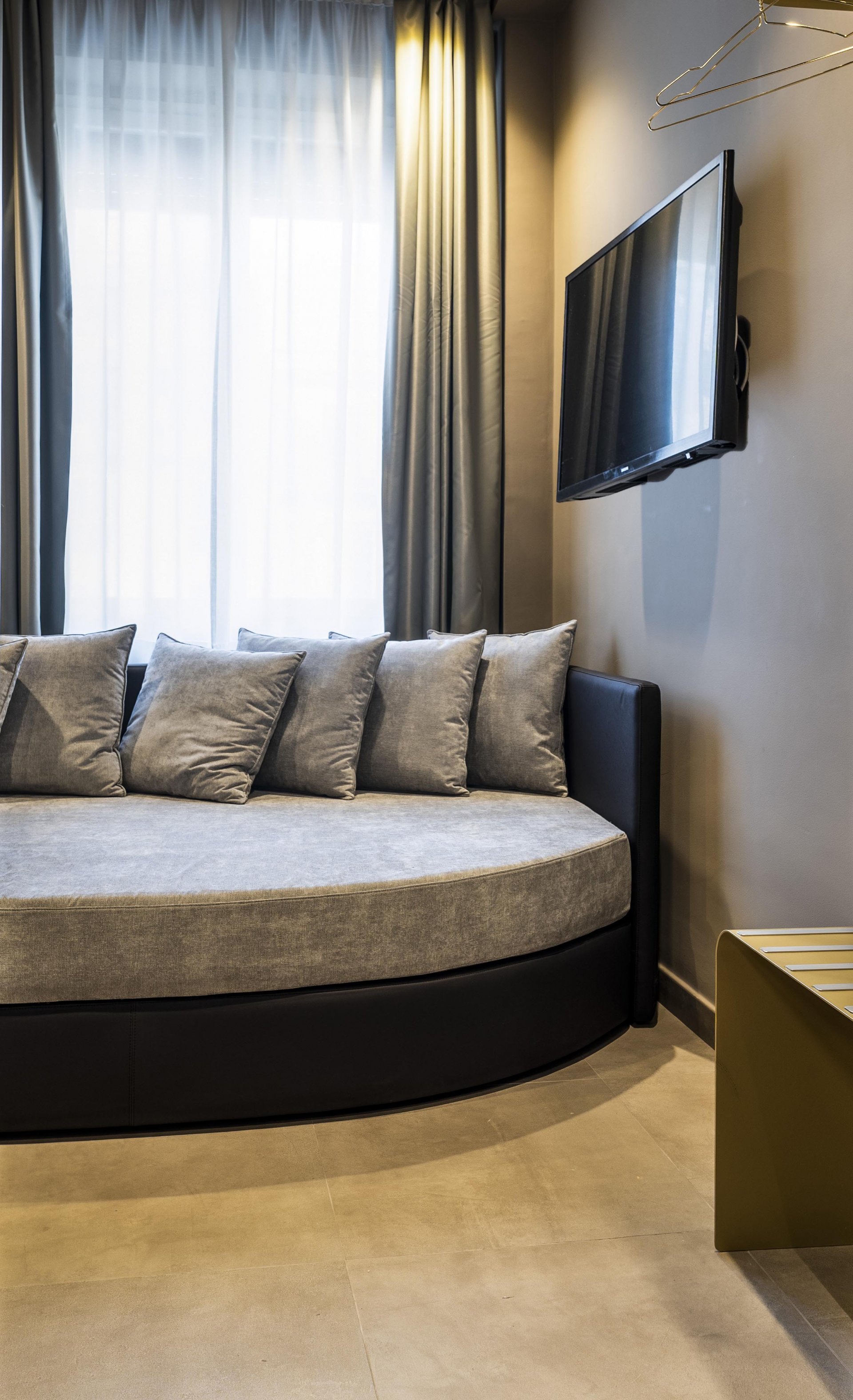 Dormitor urban cu accente calde | Inspirație Dormitor Luxe