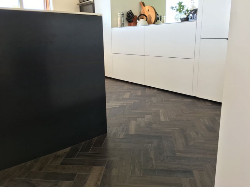 Bucătărie modernă cu parchet închis | Inspirație Bucătărie Modern