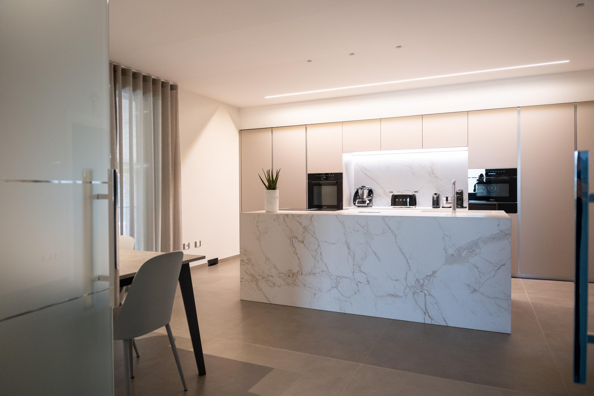Bucătărie minimalistă în marmură albă | Inspirație Bucătărie Modern