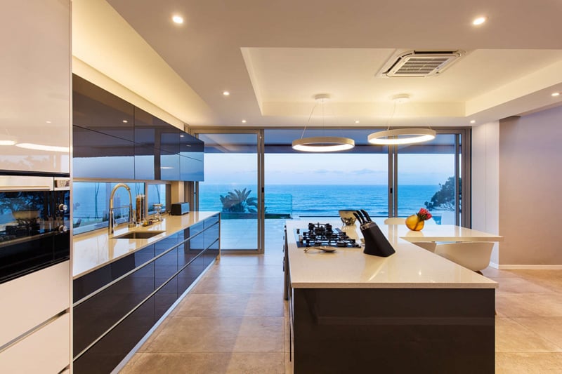 Bucătărie modernă cu priveliște infinită | Inspirație Bucătărie Modern
