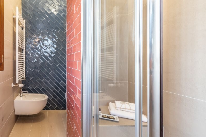 Baie modernă cu accente vibrante | Inspirație Baie Industrial