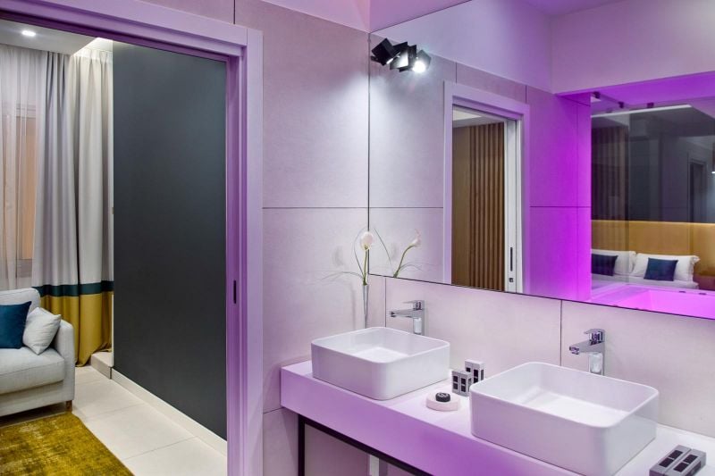 Baie modernă cu accente vibrante | Inspirație Baie Modern