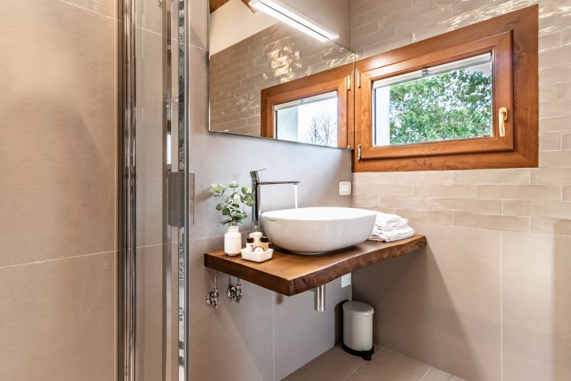 Baie caldă, cu accente naturale | Inspirație Baie Industrial