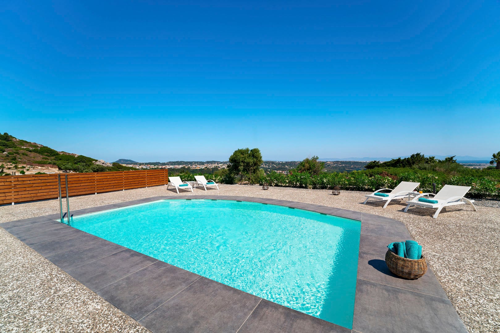 Piscină mediteraneană sub soare | Inspirație Terasă Mediteranean