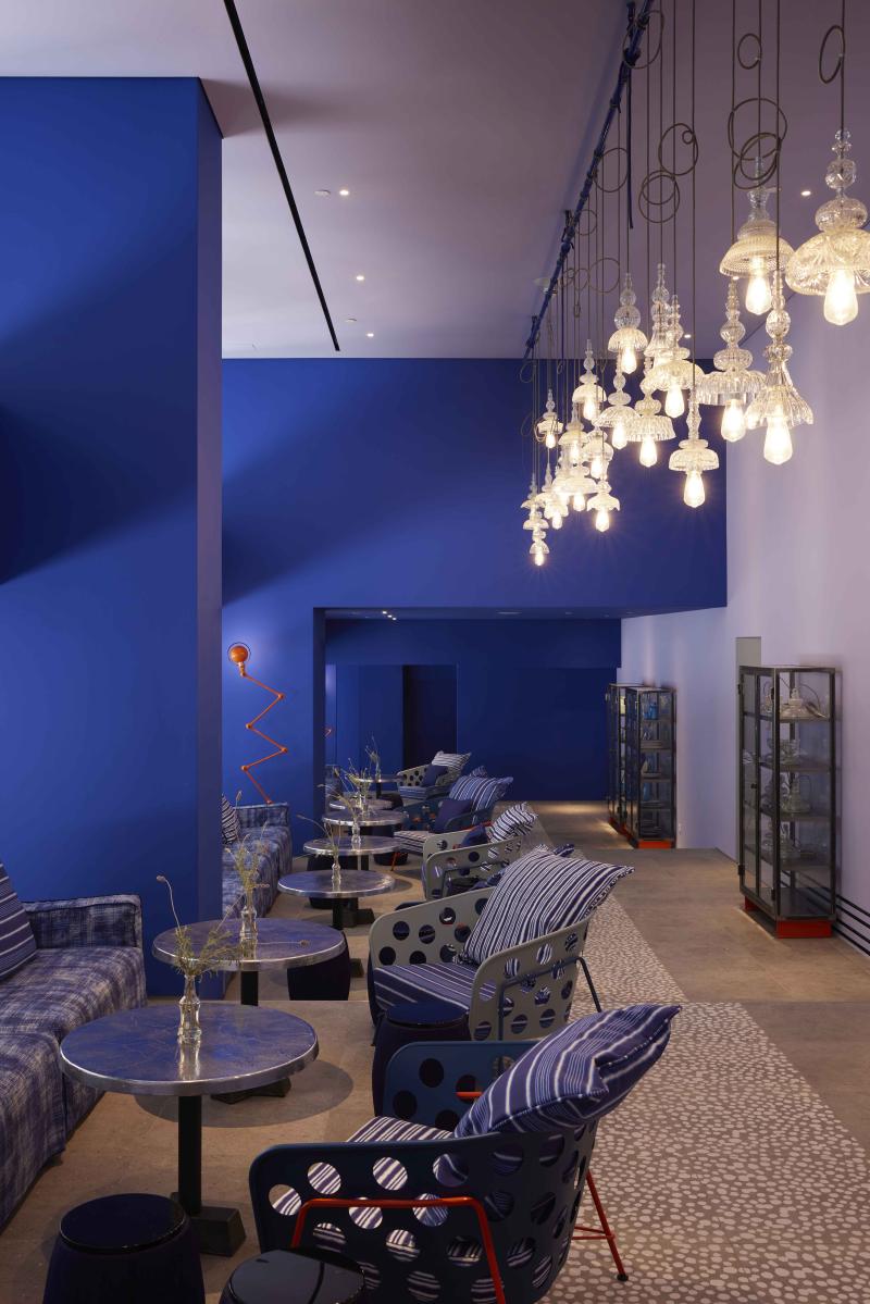 Hol vibrant în nuanțe de cobalt | Inspirație Living Modern