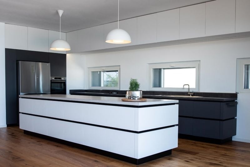 Bucătărie minimalistă în alb și negru | Inspirație Bucătărie Industrial