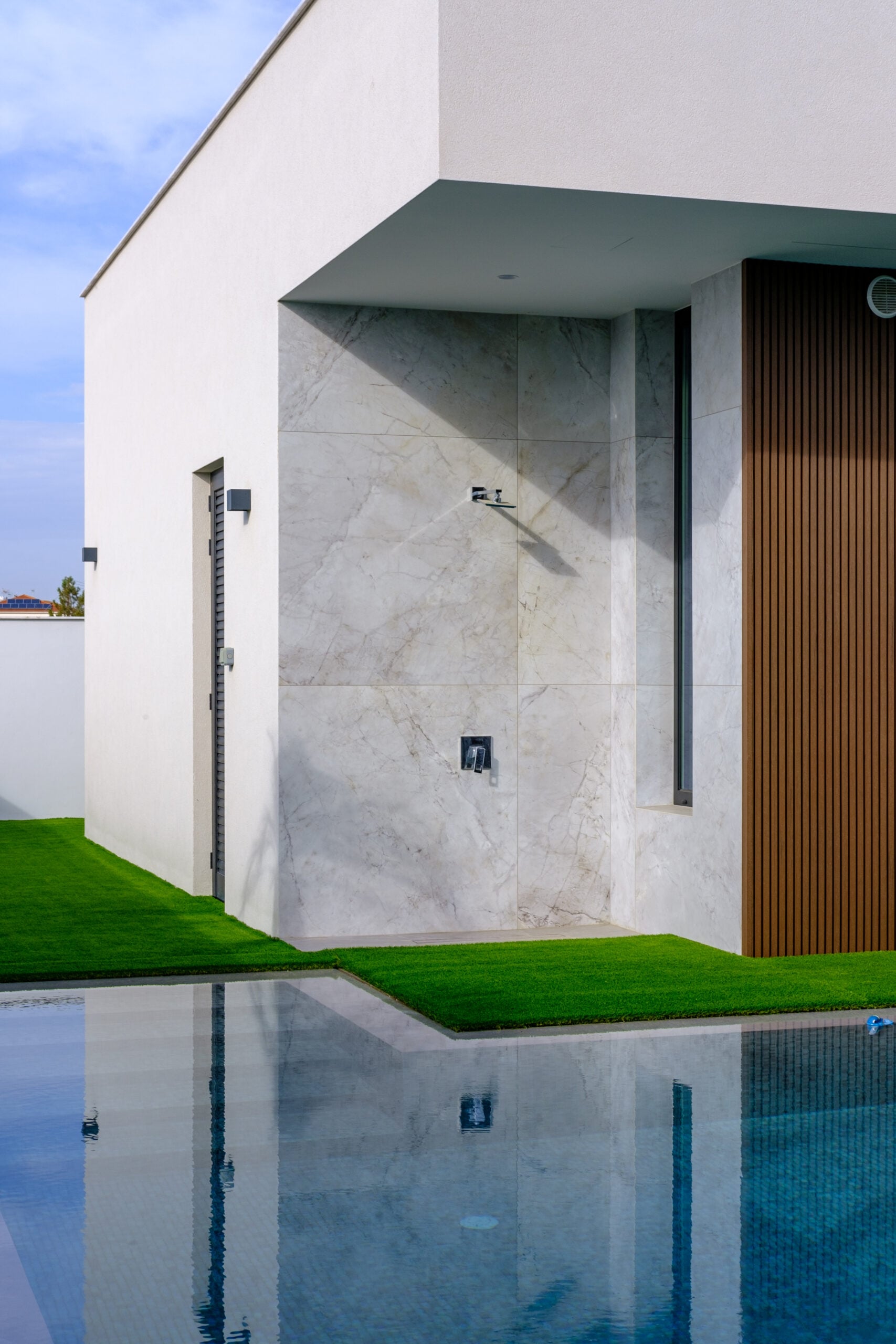 Duș exterior cu marmură și lemn | Inspirație Exterior Luxe