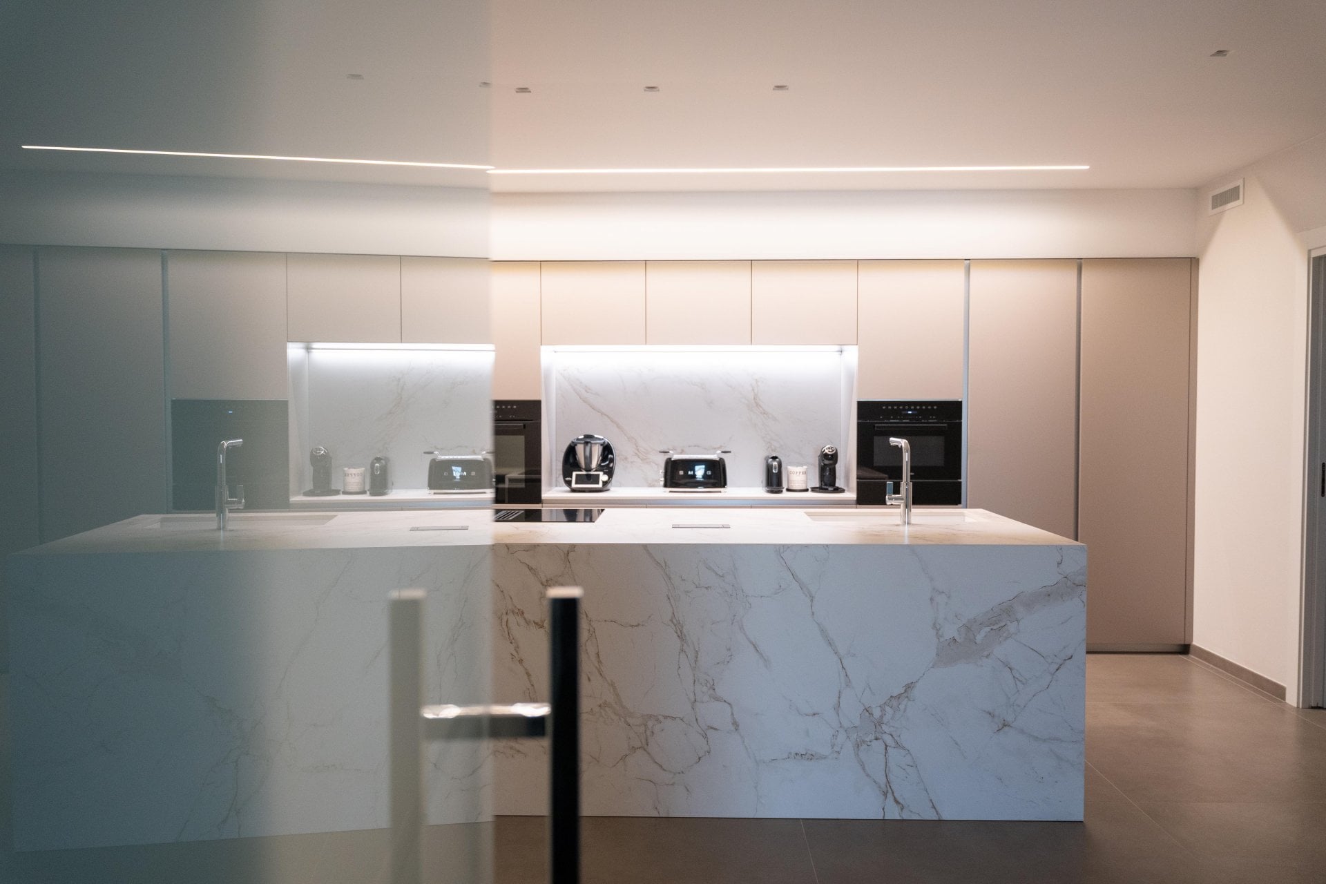 Bucătărie minimalistă cu accente marmură | Inspirație Bucătărie Modern